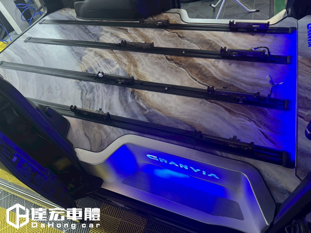 Toyota GRANVIA 6人座 8人座 9人座 尊榮 實心航空鋁 大理石紋 地板  高品質 耐磨防刮 含迎賓踏板 大理石紋 多款紋路樣式