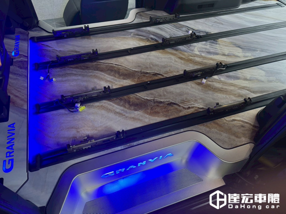 Toyota GRANVIA 6人座 8人座 9人座 尊榮 實心航空鋁 大理石紋 地板  高品質 耐磨防刮 含迎賓踏板 大理石紋 多款紋路樣式