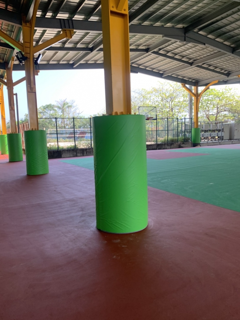 風雨球場大型水泥柱保護墊安裝