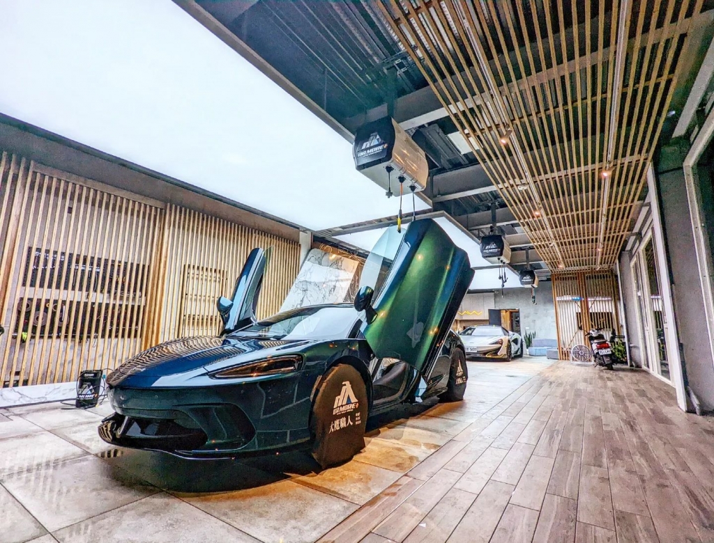 McLaren GT Serpentine 匿蹤綠