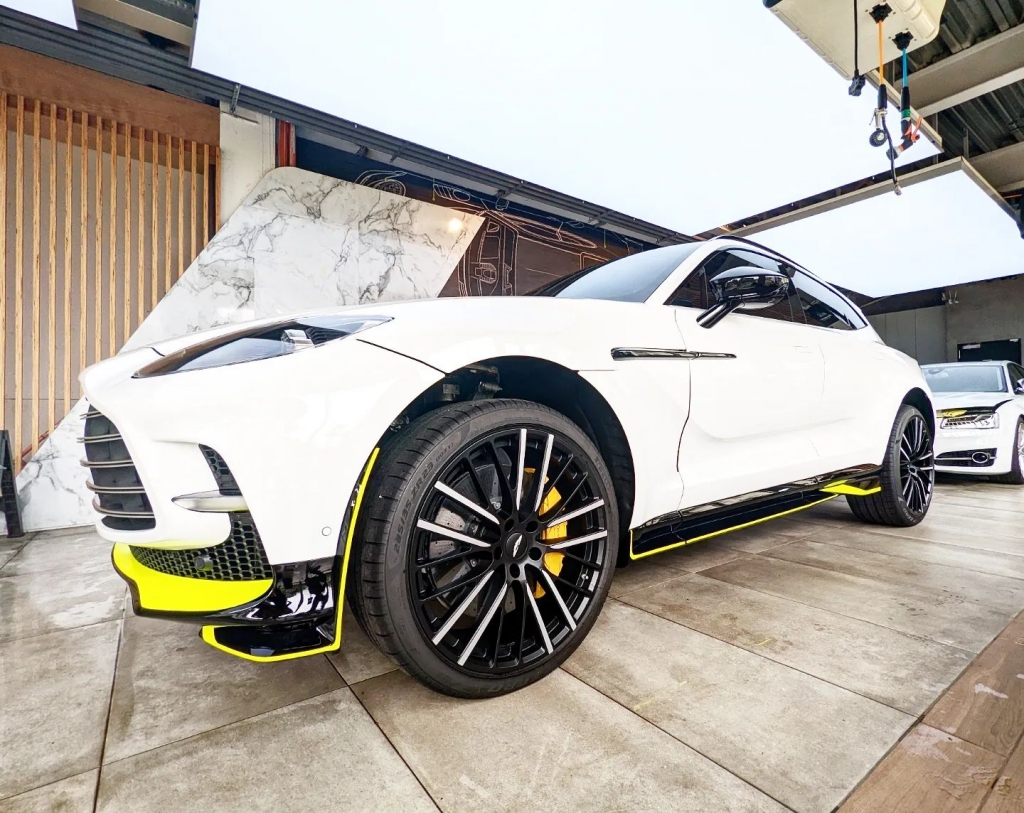 Aston Martin-DBX707