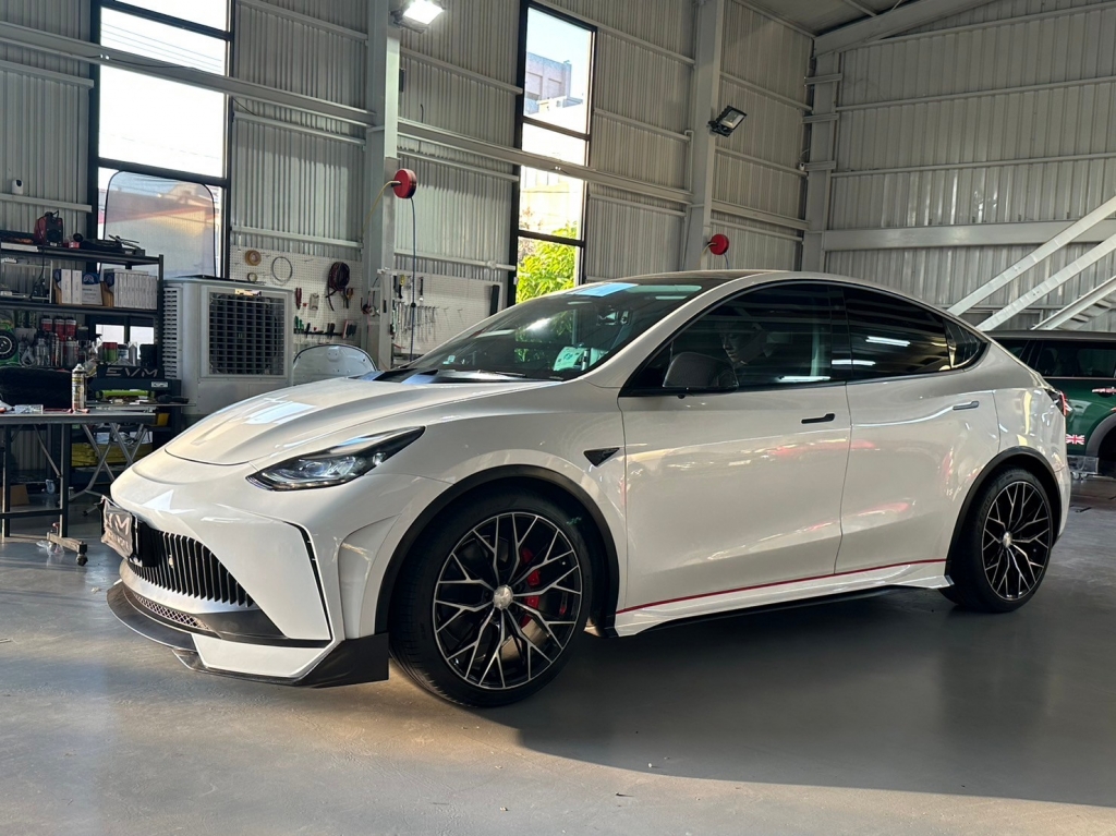TESLA MODEL Y 改裝