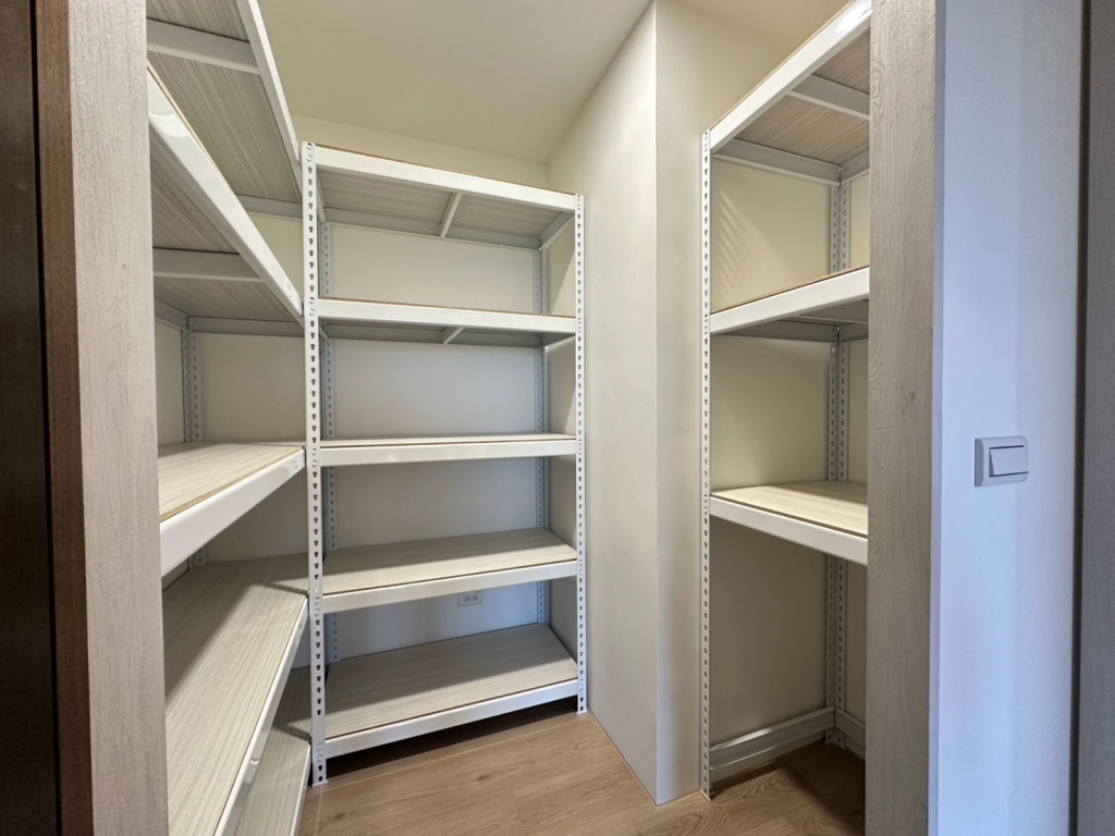 高雄太普建設美術海住家倉庫收納架「白色免螺絲角鋼架+白雪松合板」