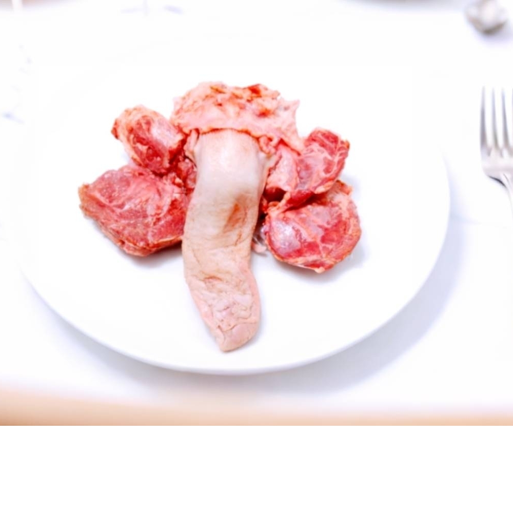 豬大舌(旁邊兩側有菊花肉)