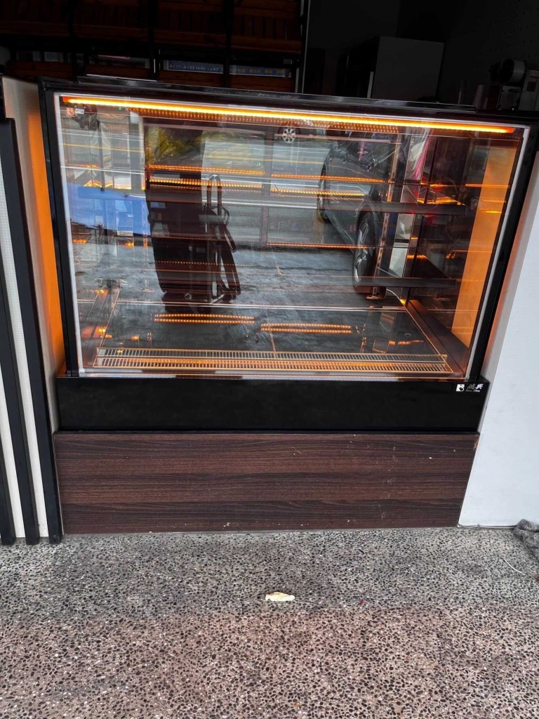 東區某食堂購買瑞興4尺直角蛋糕櫃+散熱外移