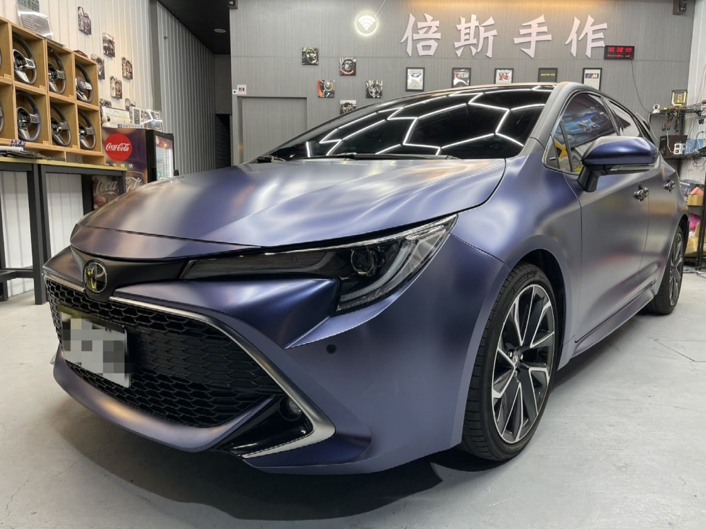 豐田auris-全車電光金屬午夜藍搭配消光黑懸浮式車頂