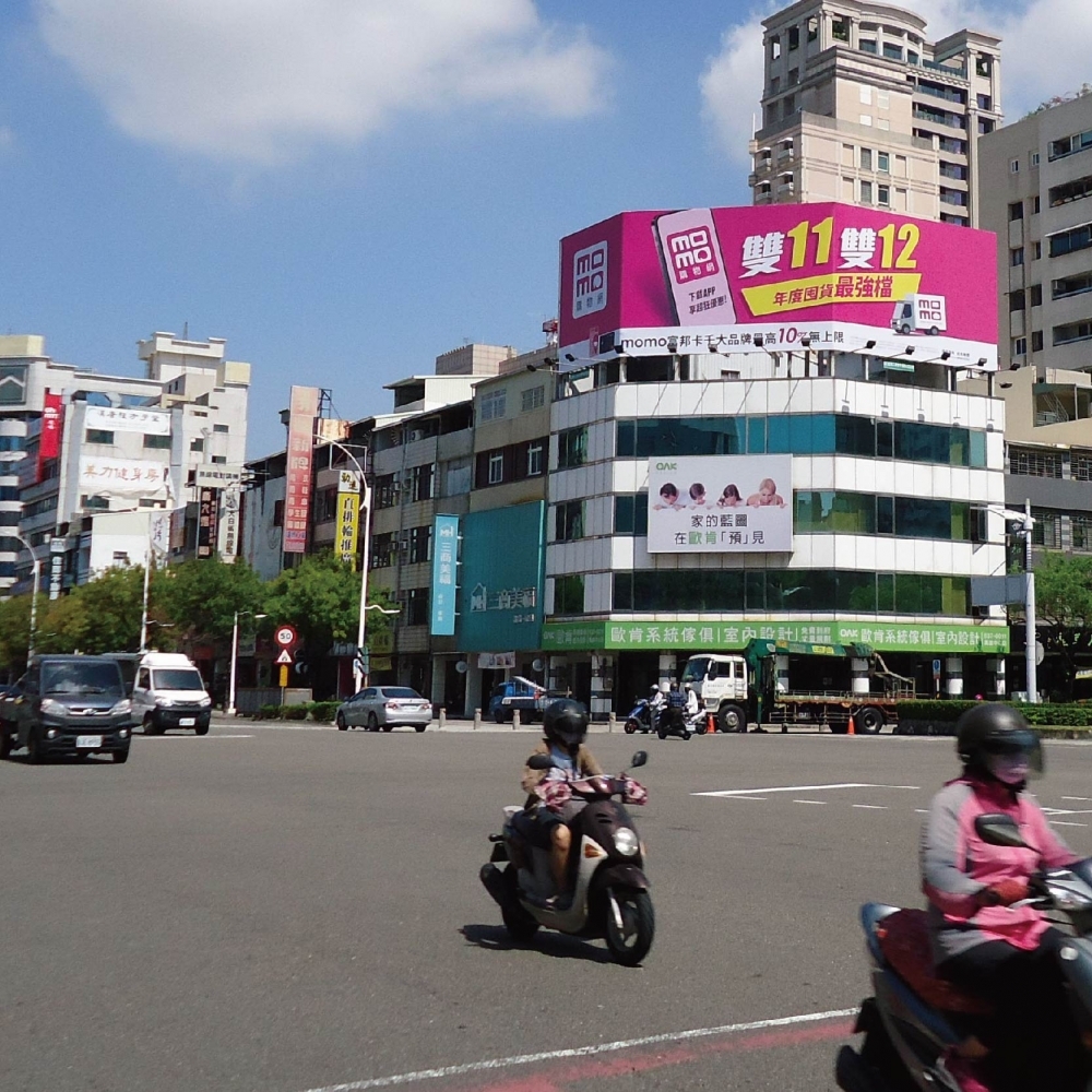P-0320 中山二路&四維三路路口大版面