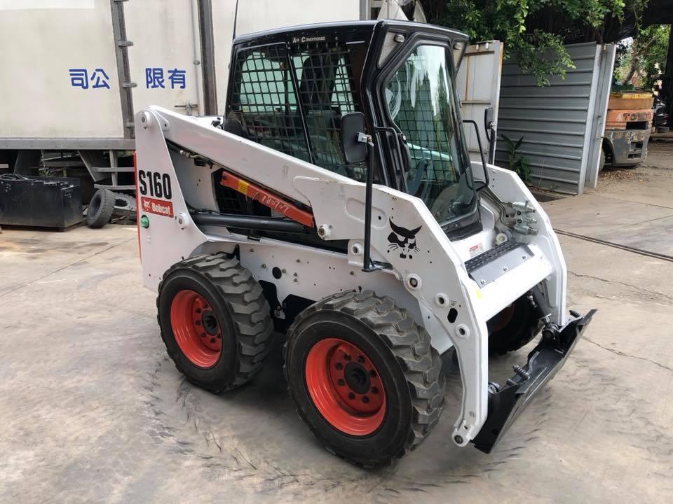 出售彰化畜牧業購買 Bobcat 黑貓s160 冷氣車鏟土機輪胎式鏟裝機小山貓 永壹堆高機 台中堆高機買賣 台中租堆高機