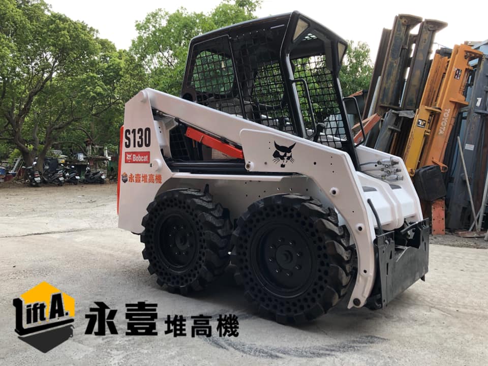 出售台中鑄造業購買 Bobcat 黑貓s130 冷氣車鏟土機輪胎式鏟裝機小山貓鏟斗機 永壹堆高機 台中堆高機買賣 台中租堆高機