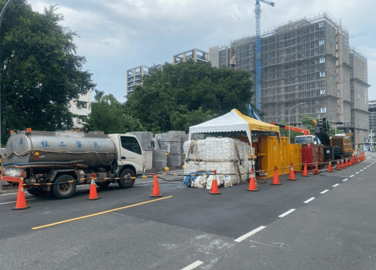 台南市東區崇聖一路與崇賢一路交接口 180*16支