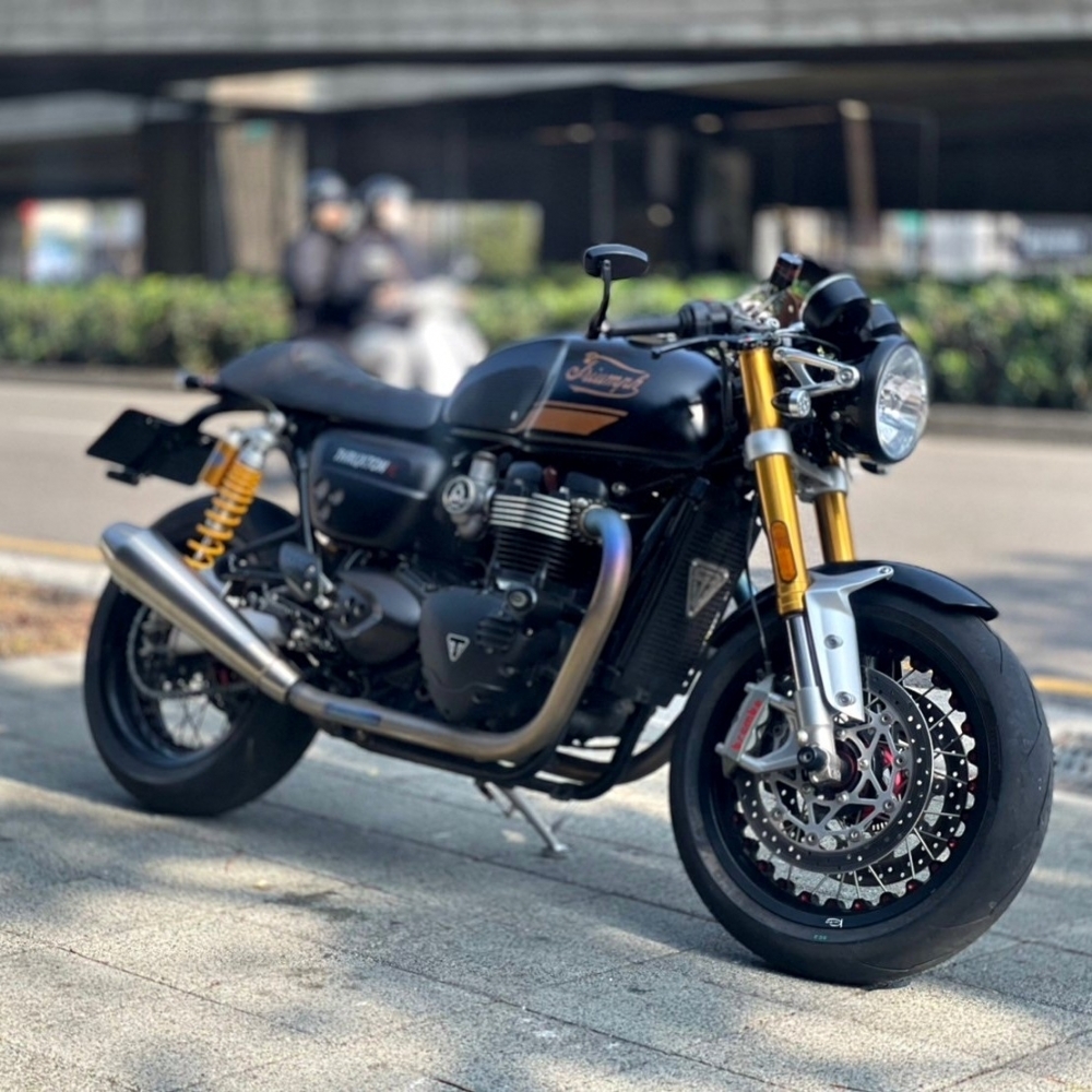 TRIUMPH Thruxton R