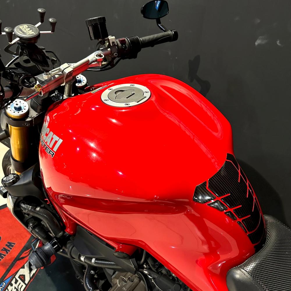 DUCATI Monster 1200s