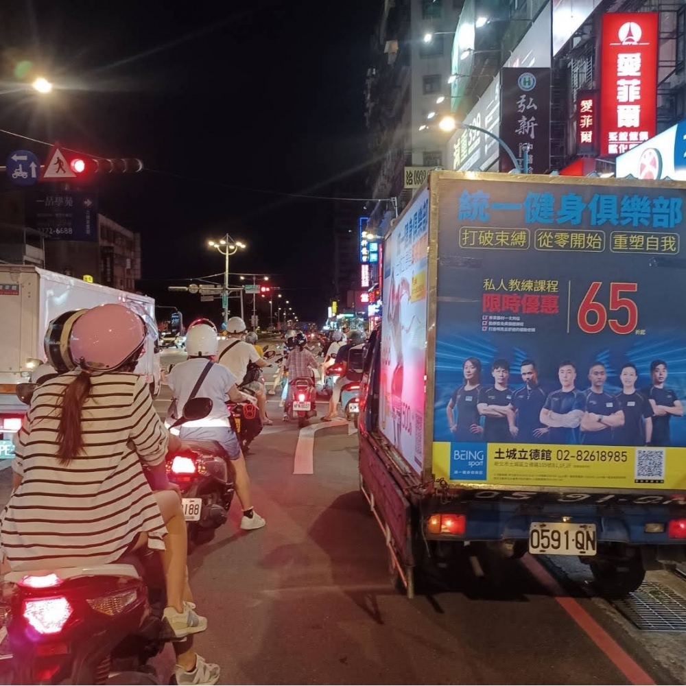 廣告車夜間照明燈箱亮度範例