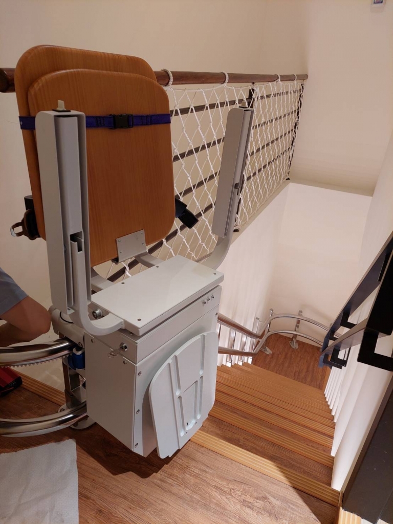 台北市大安區古亭復健診所樓梯升降椅