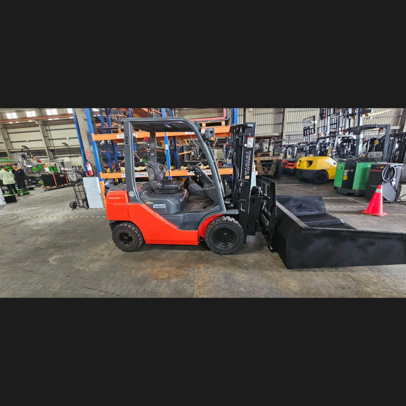 豐田8FD25柴油坐式堆高機