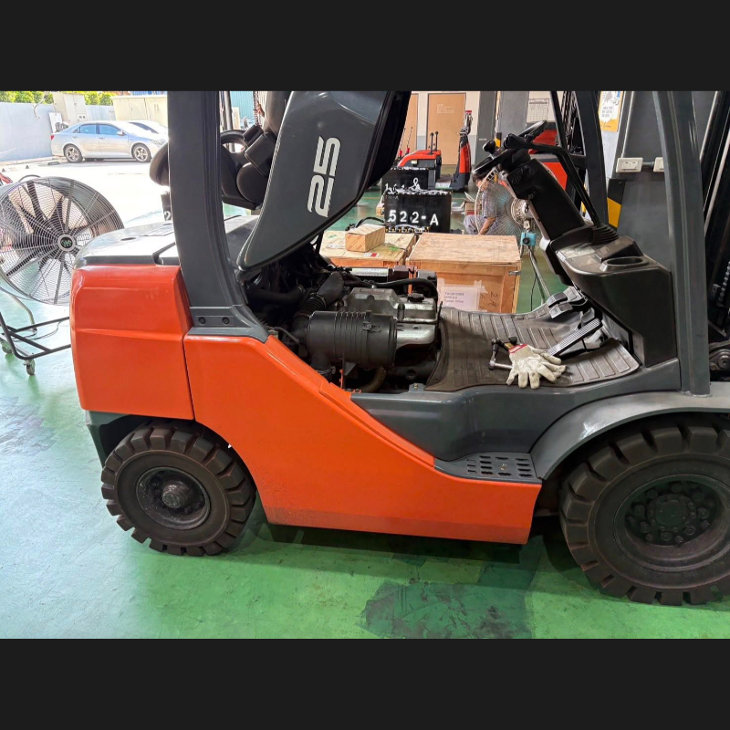 豐田8FD25柴油坐式堆高機