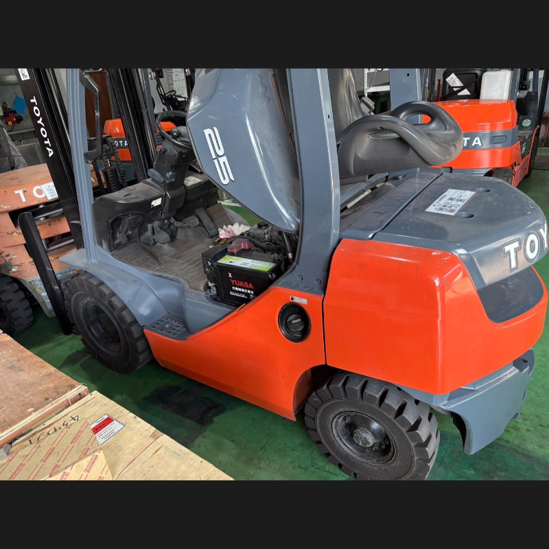 豐田8FD25柴油坐式堆高機