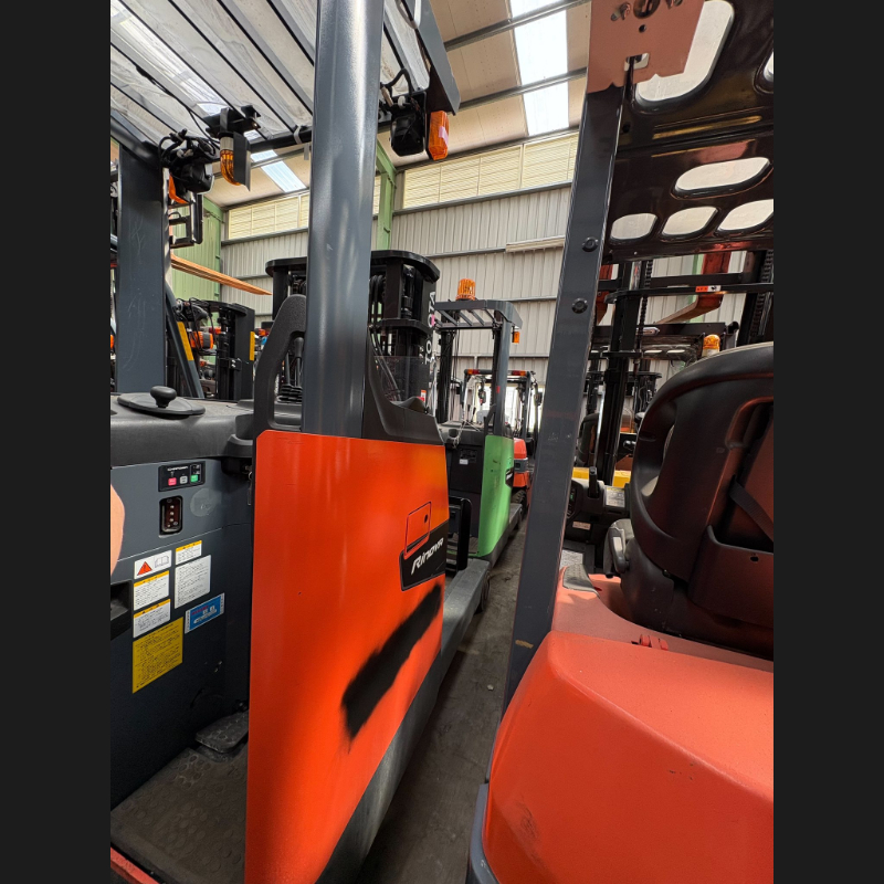 豐田8FBR25電動站立式堆高機