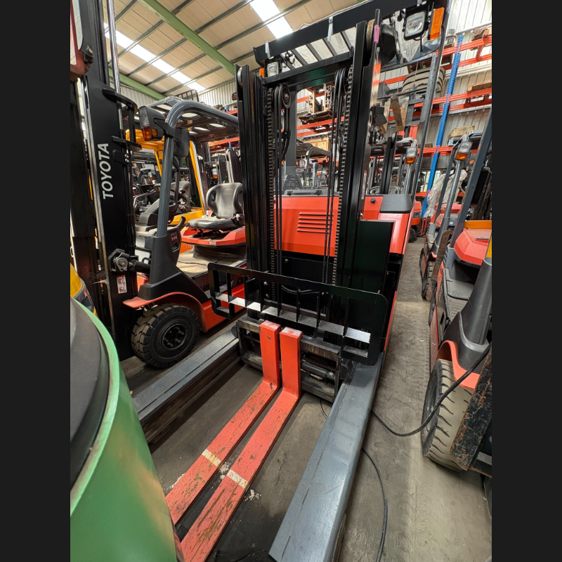 豐田8FBR25電動站立式堆高機