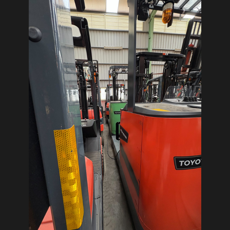 豐田8FBR25電動站立式堆高機