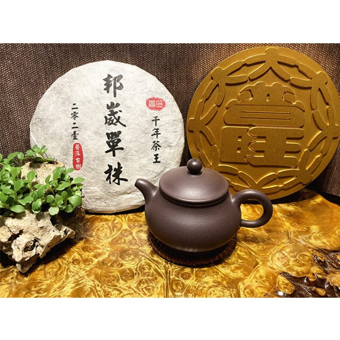 邦崴千年茶王樹2021年，單一純料採收，正春茶，重量級精品等級 古樹普洱生茶，限量，歡迎訂購，下單即贈二個石黃朱泥小杯，限量送完為止~