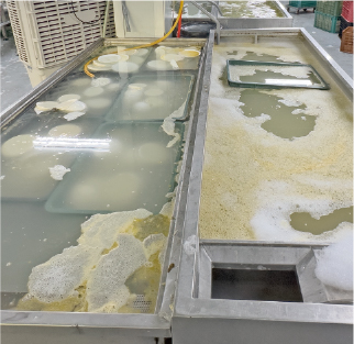 餐具放入預洗浸泡槽進行軟化污垢的前處理