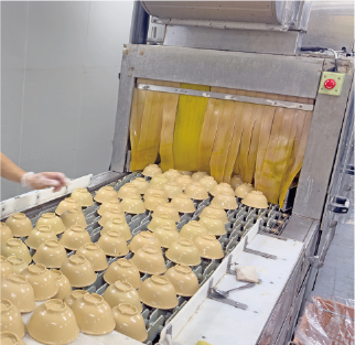 VVR 餐具收送洗洗滌現場，碗盤進入輸送式洗滌設備