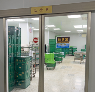 清洗後的餐具進入後續包裝區