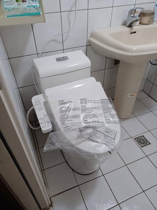 迅霆水電【台北水電推薦】水塔清洗-換馬桶，網友評價最好水電行！桃園水電、新北水電