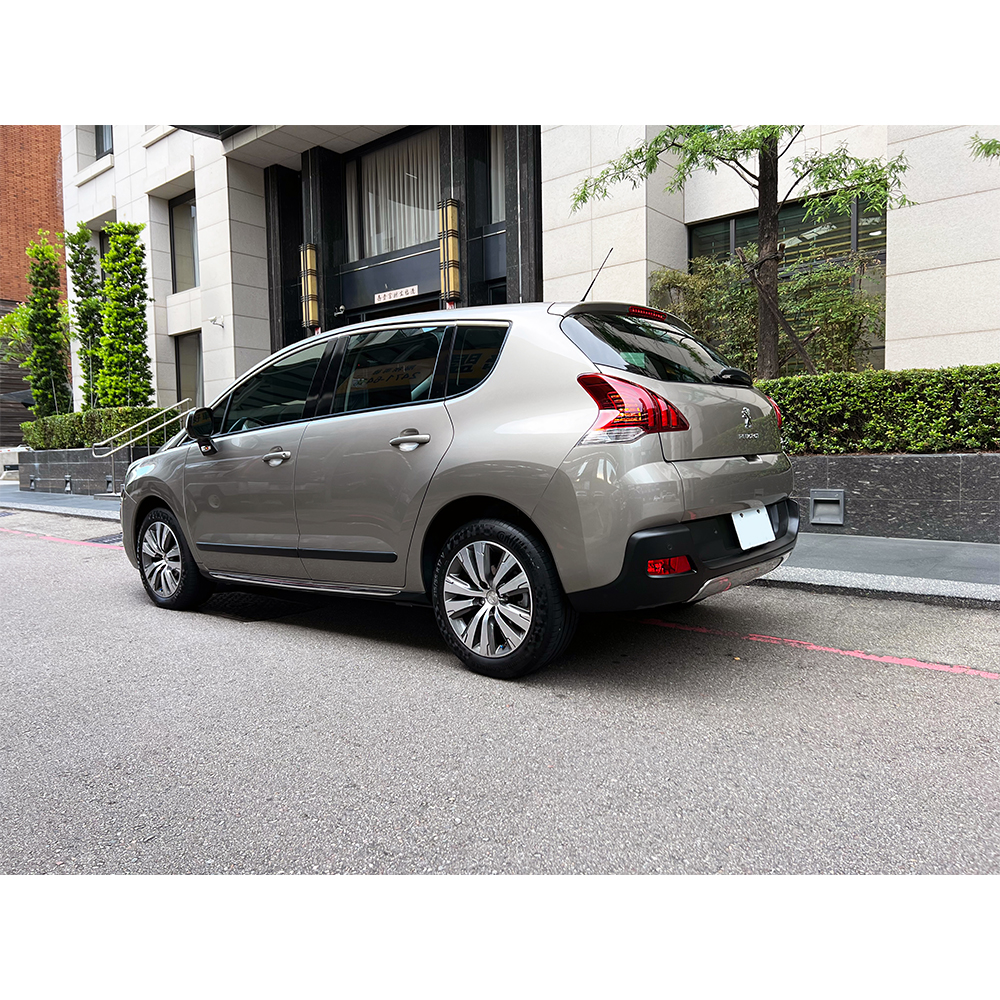 [售出]2014年 Peugeot 3008 e-HDi 1.6 手自排/銀色/里程數11.8萬
