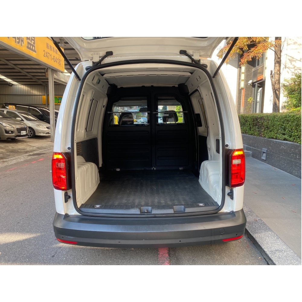 [售出]2018年 VW CADDY VAN 1.2 TSI 廂式貨車手排/白色/里程數13.9萬