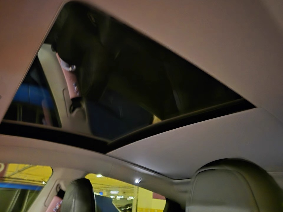 Model Y 電動遮陽簾