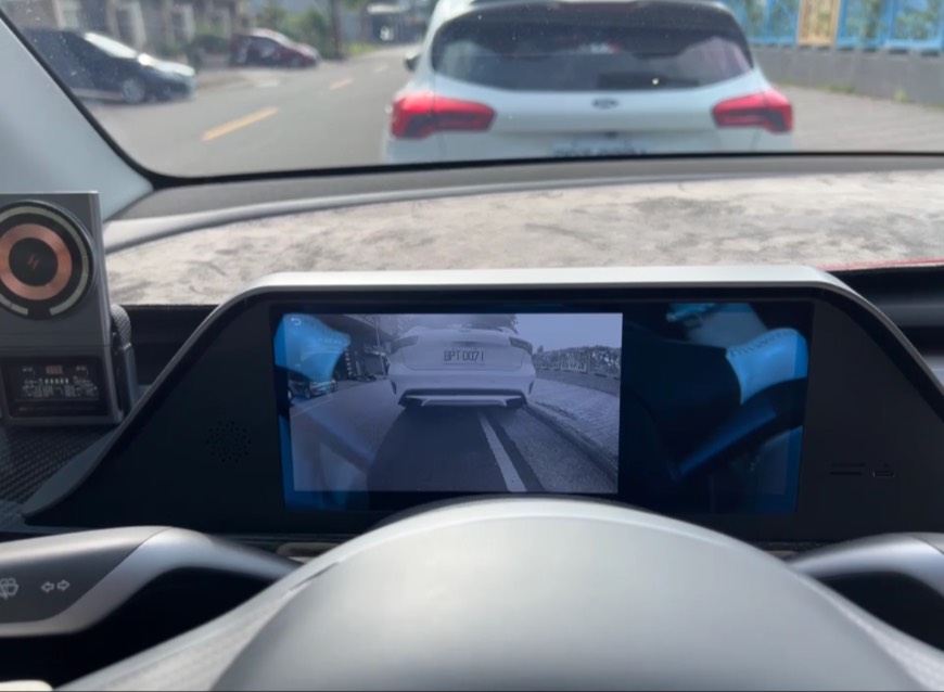 Model Y 前儀表螢幕
