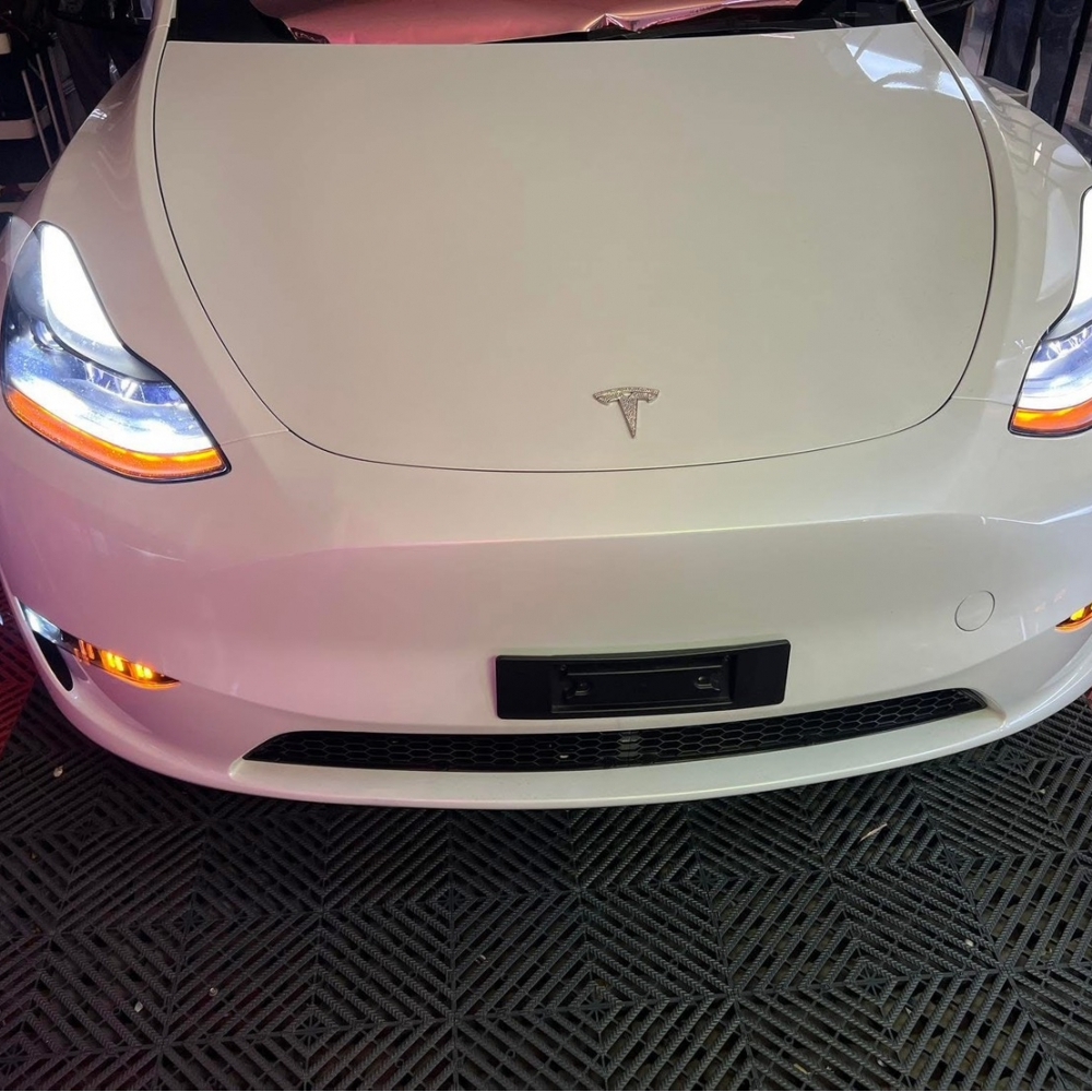 Model Y 轉向輔助燈